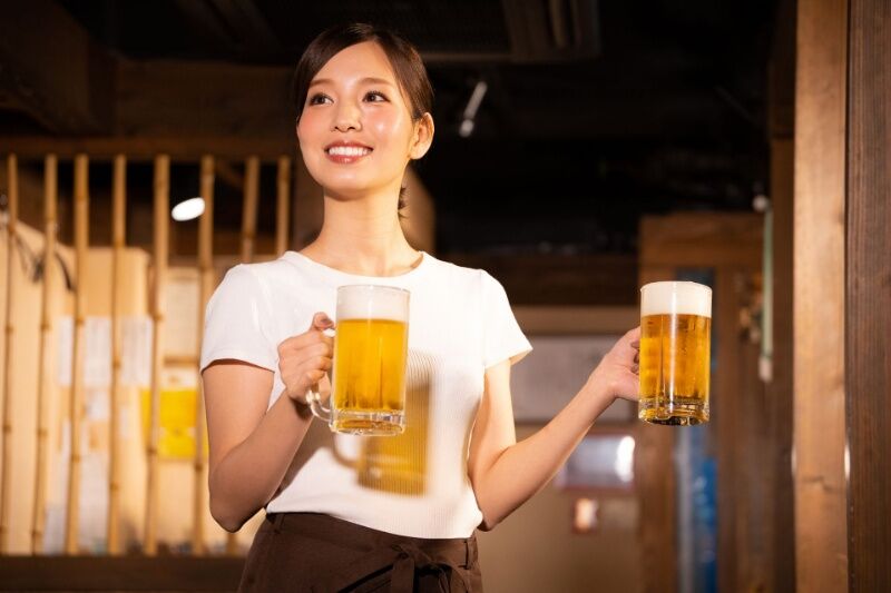 ビールを運ぶ女性スタッフ